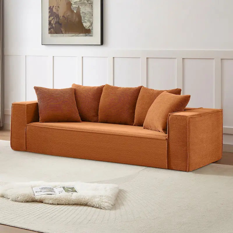 Ce canapé modulaire trois places en velours côtelé est livré avec 5 coussins et présente un design spacieux.